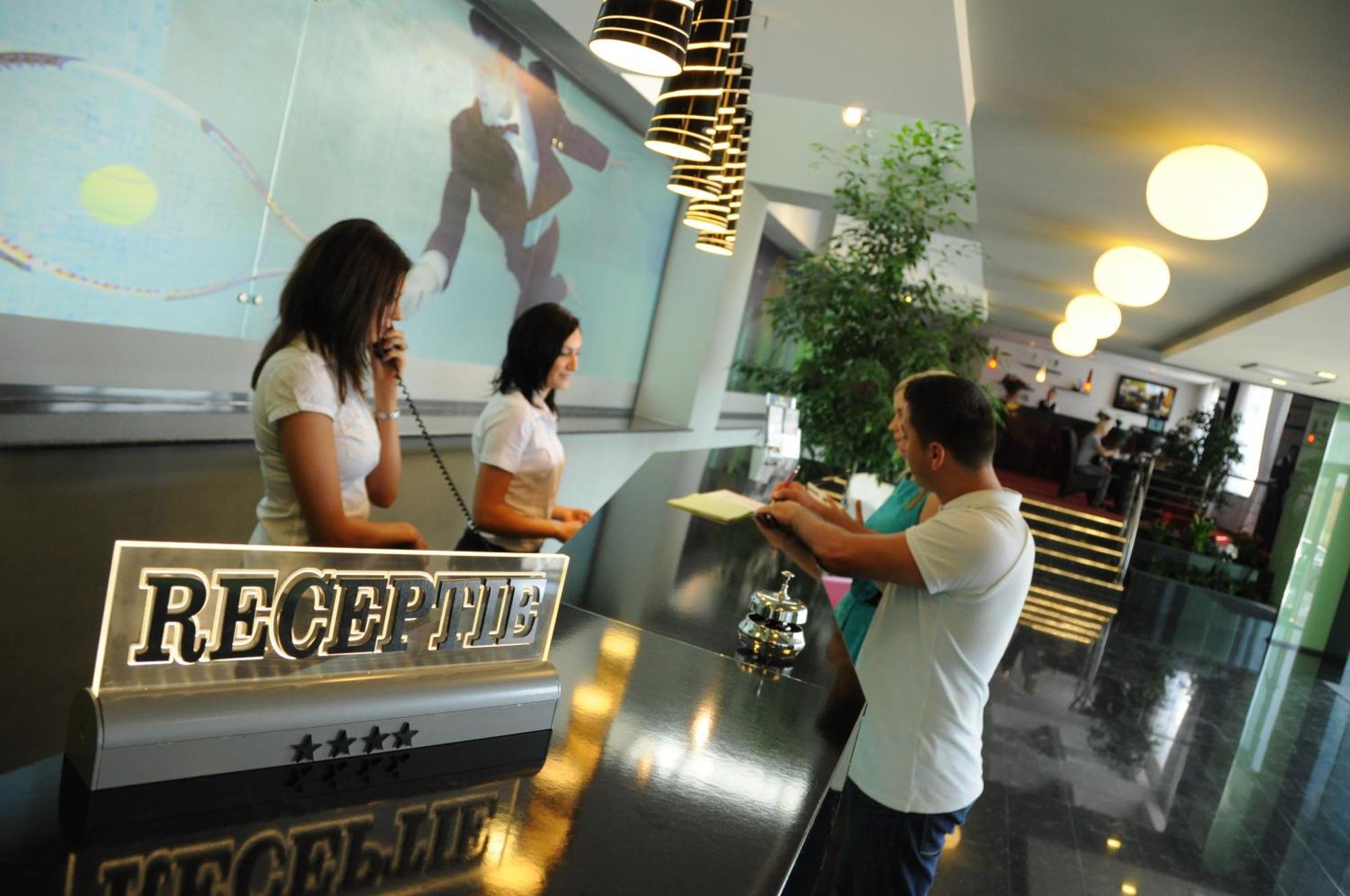 Hotel Emd Bacău Exteriör bild