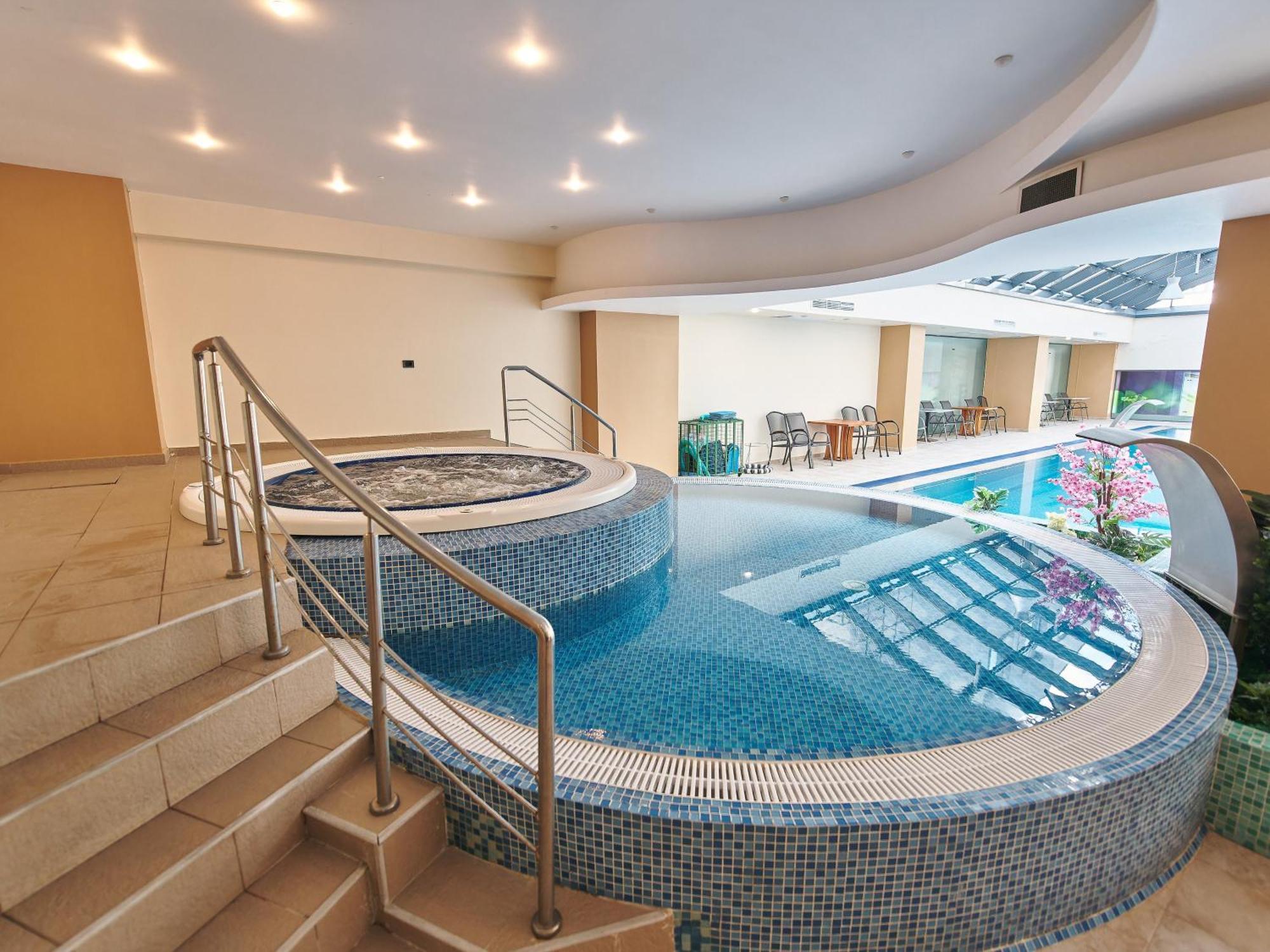 Hotel Emd Bacău Exteriör bild