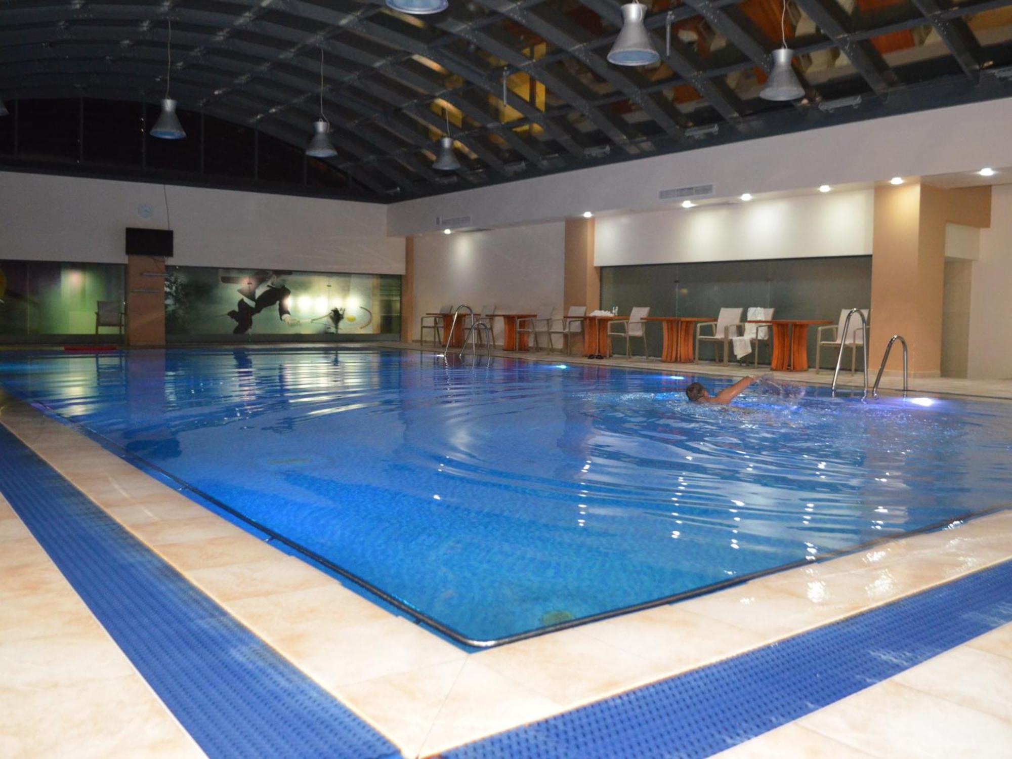 Hotel Emd Bacău Exteriör bild