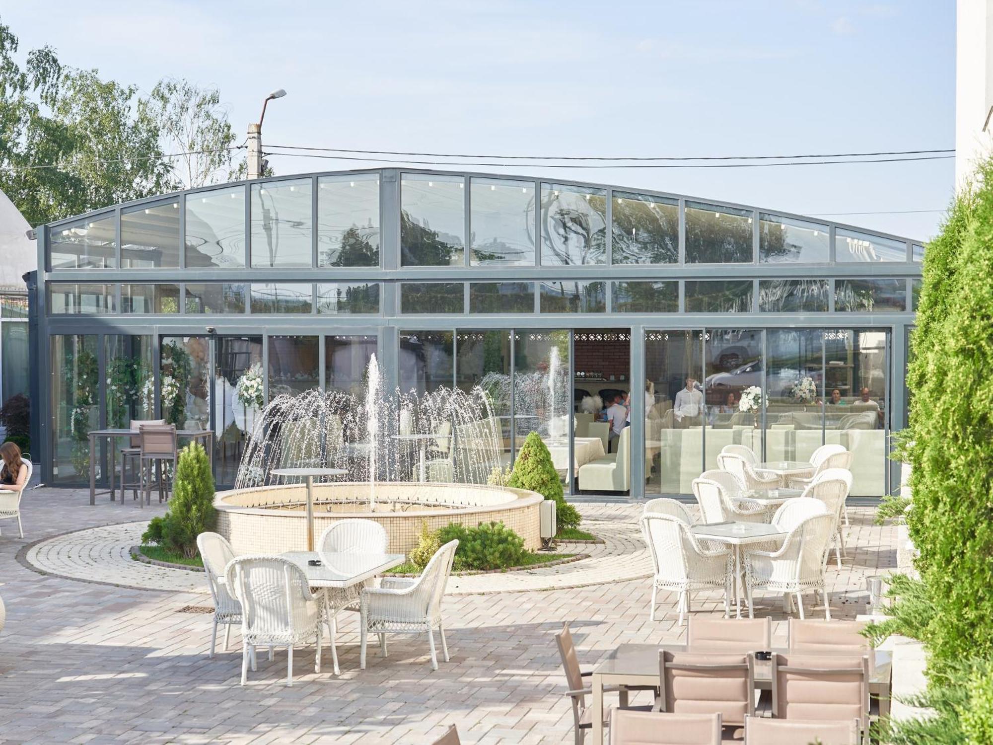 Hotel Emd Bacău Exteriör bild