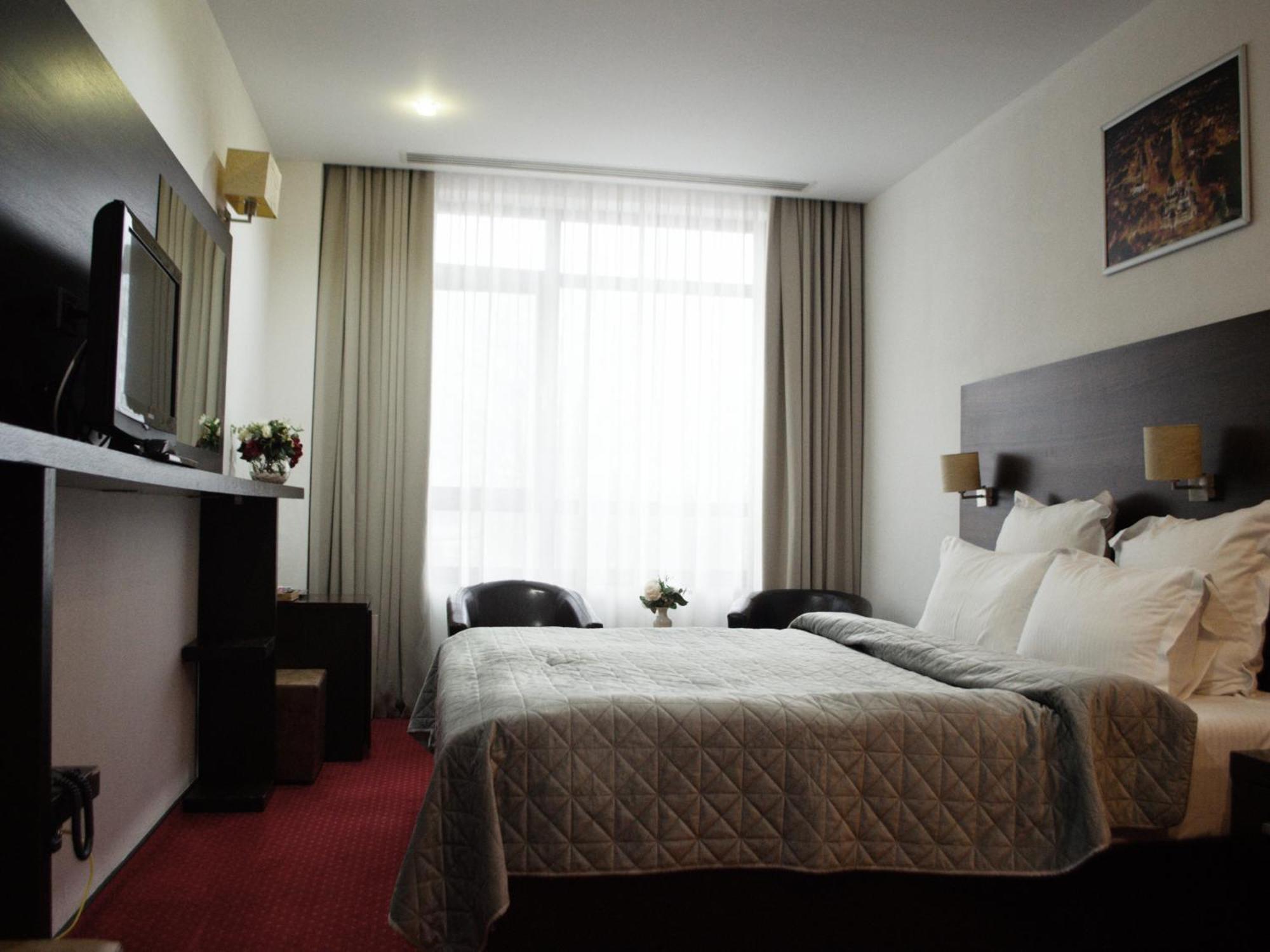 Hotel Emd Bacău Exteriör bild
