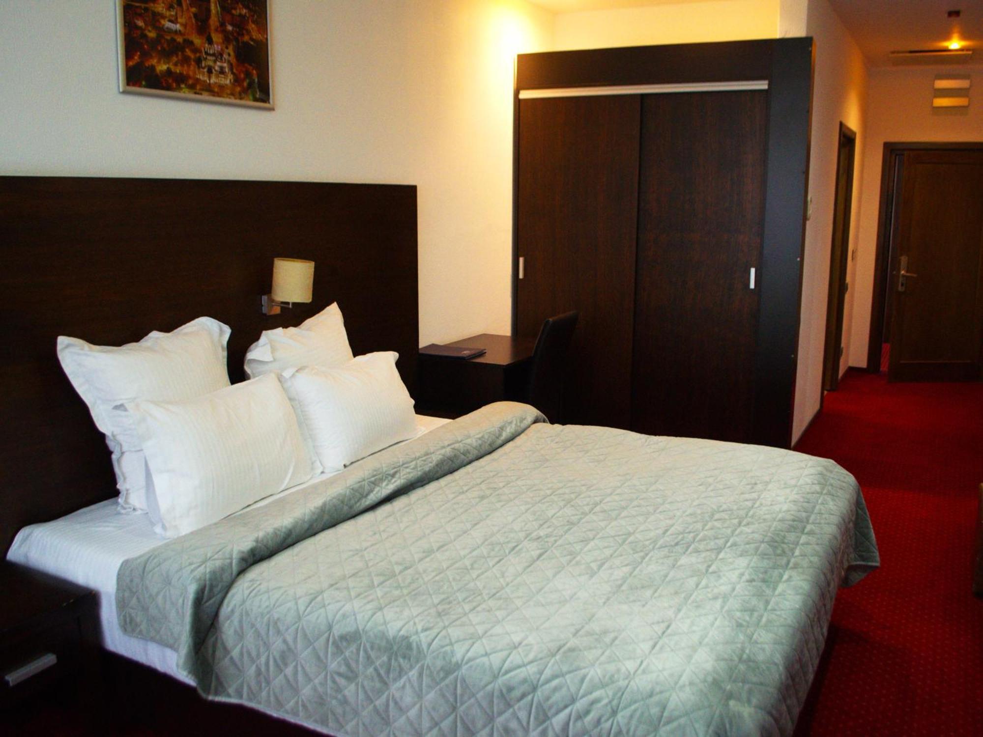Hotel Emd Bacău Exteriör bild