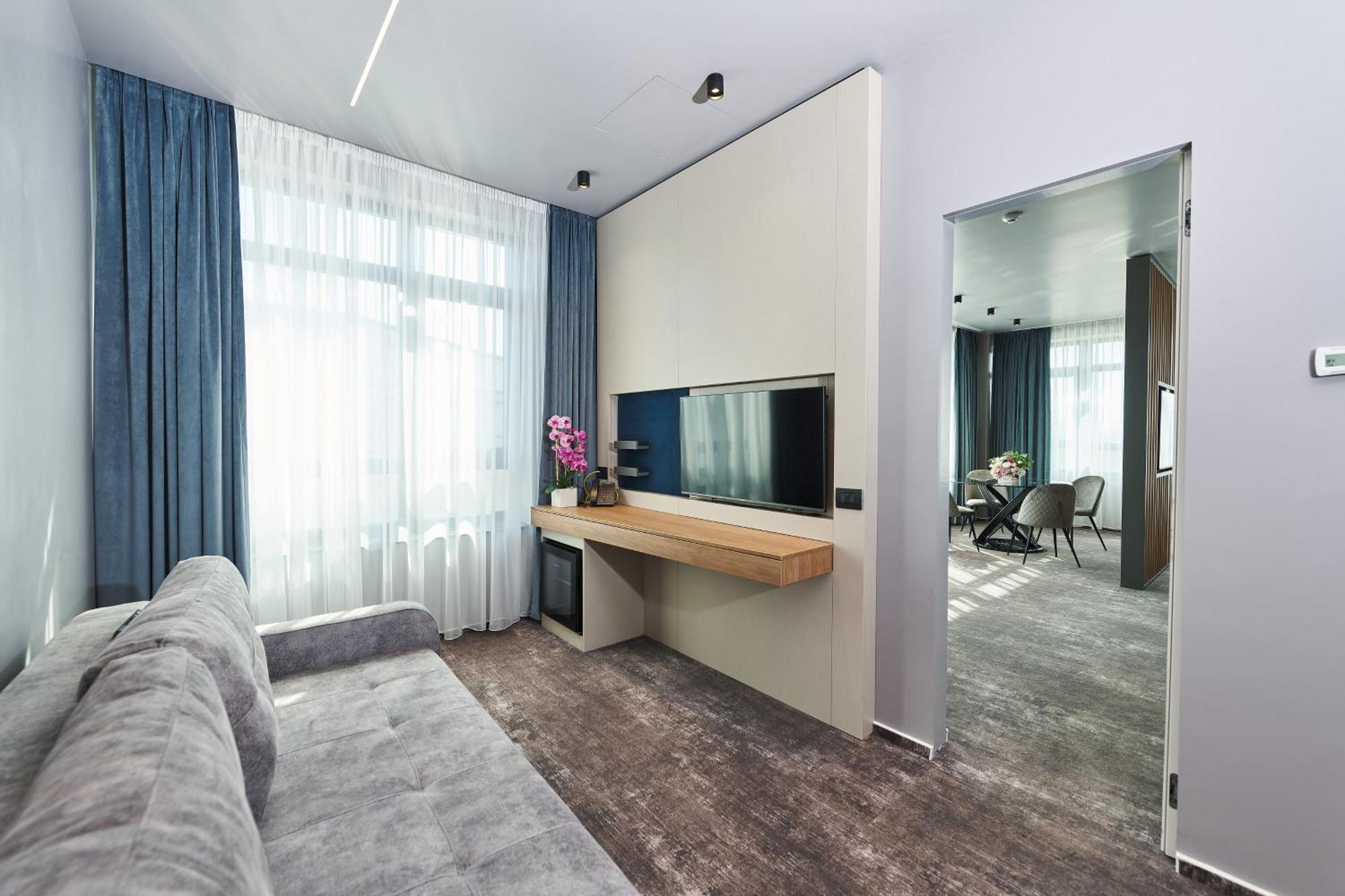 Hotel Emd Bacău Exteriör bild