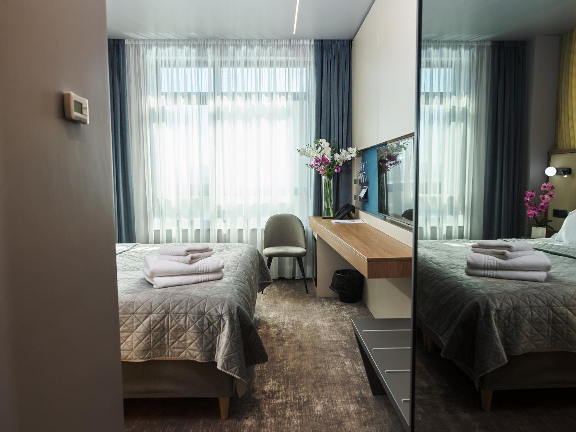 Hotel Emd Bacău Exteriör bild