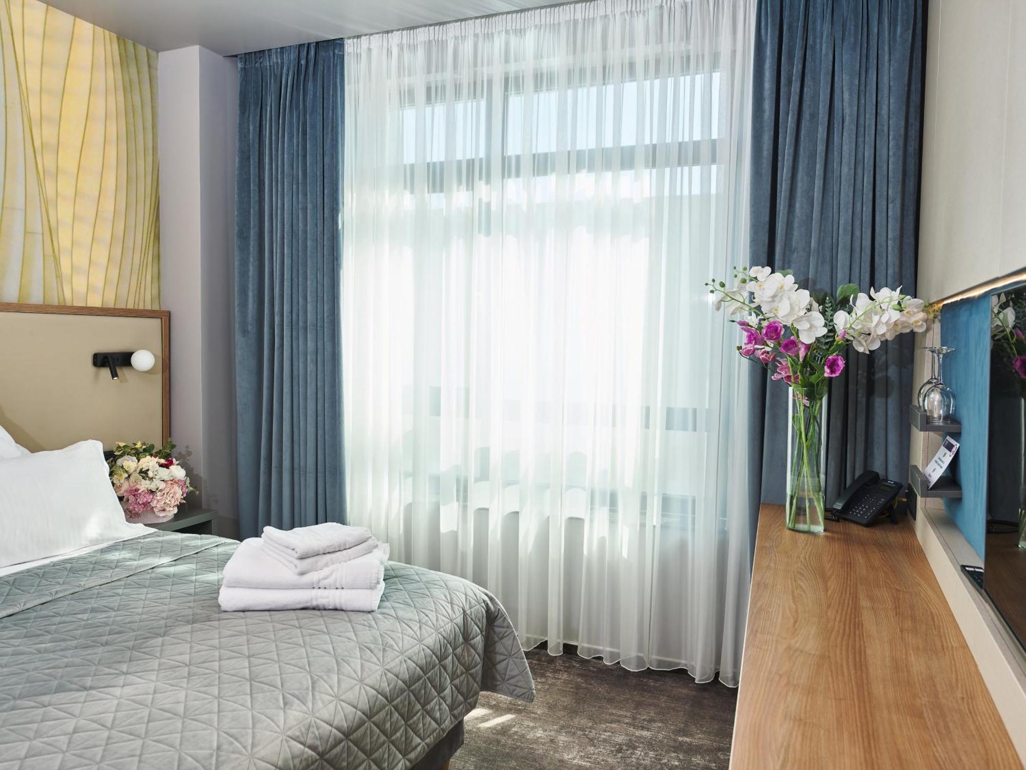 Hotel Emd Bacău Exteriör bild
