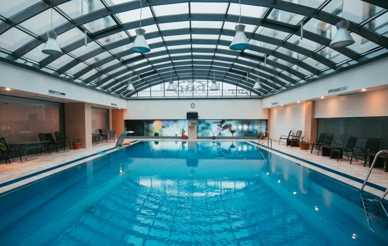 Hotel Emd Bacău Exteriör bild